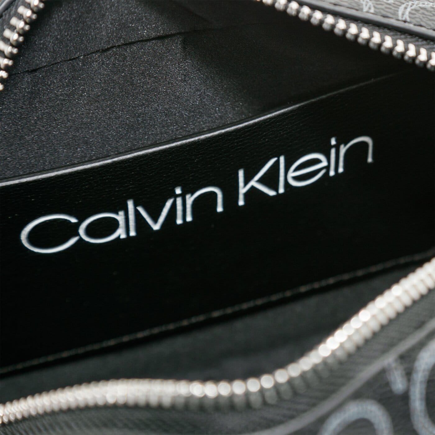 Damska torebka CALVIN KLEIN TOREBKA CAMERA BAG k60k6074490gx kolor czarny