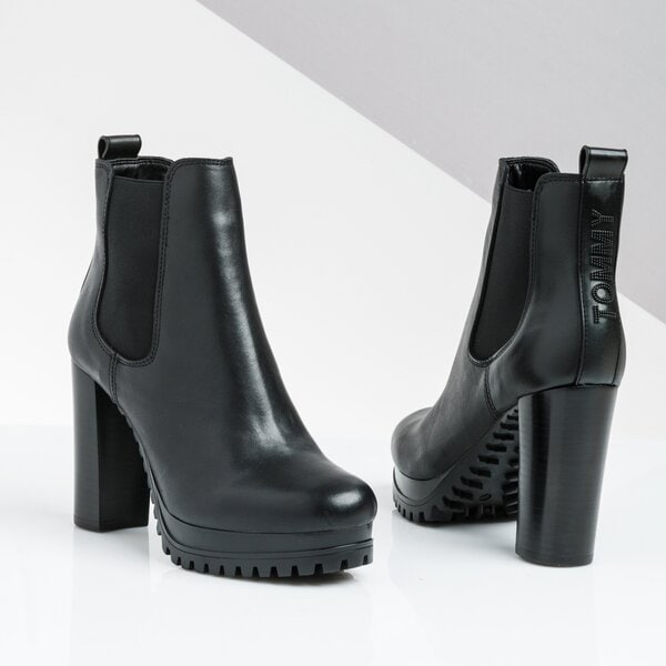 Damskie botki / sztyblety TOMMY HILFIGER PIN LOGO HEELED CHELSEA BOOT en0en00686bds kolor czarny