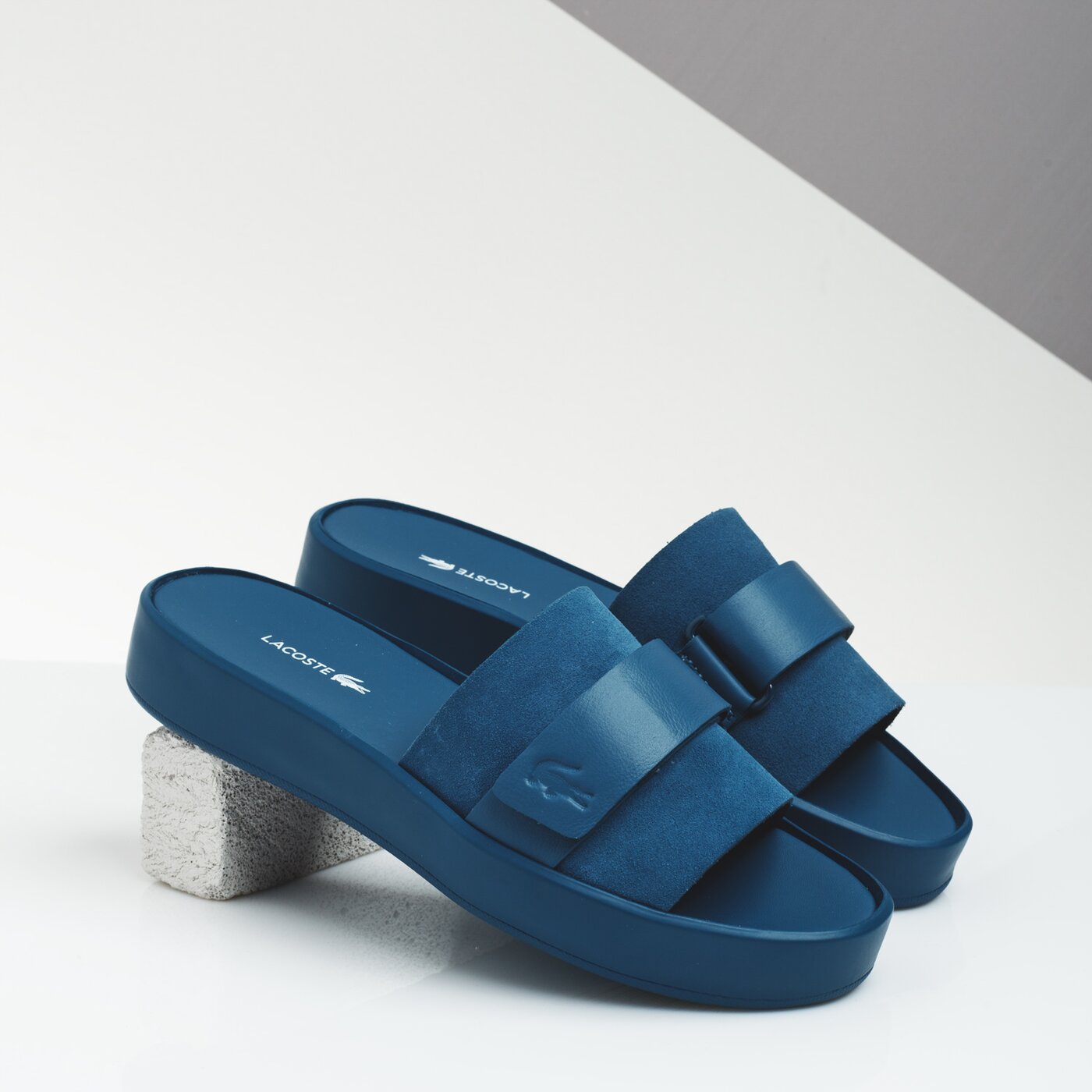 Damskie klapki LACOSTE PIRLE SLIDE 119 1 CFA 737cfa003411c kolor granatowy