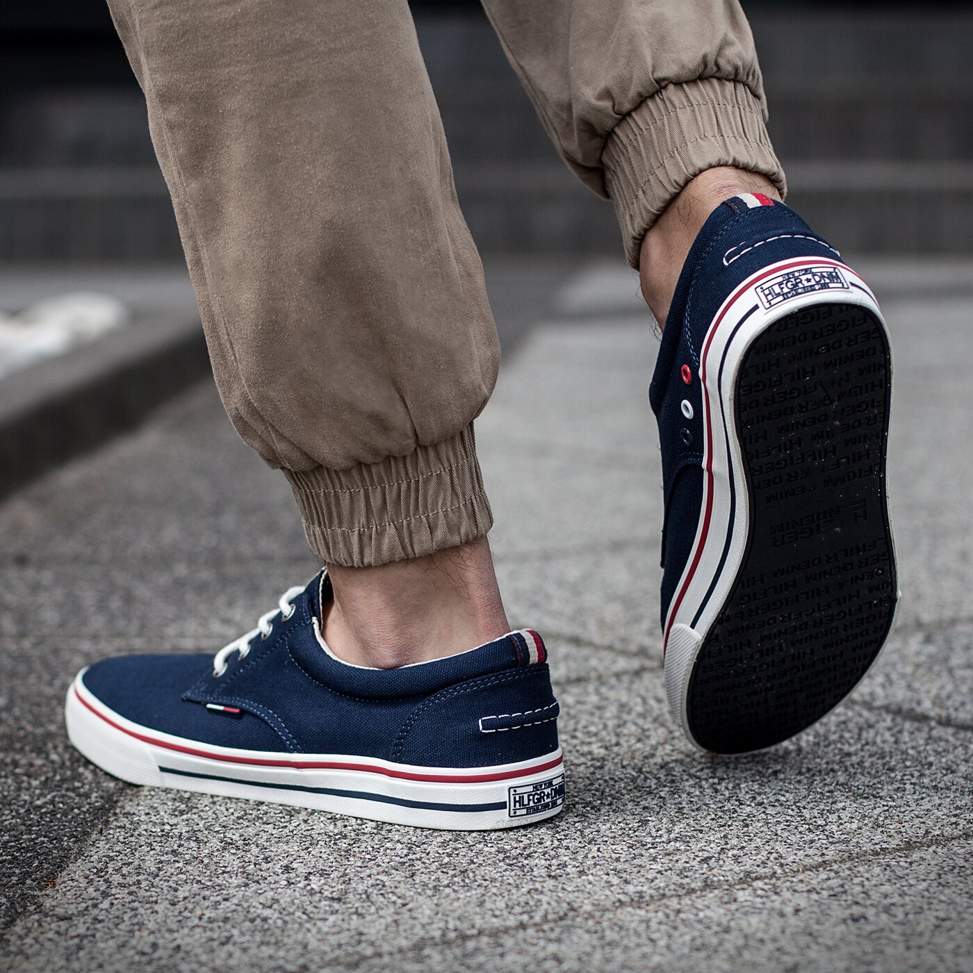 Męskie trampki TOMMY HILFIGER V2385IC 1D1 em56820815284 kolor granatowy