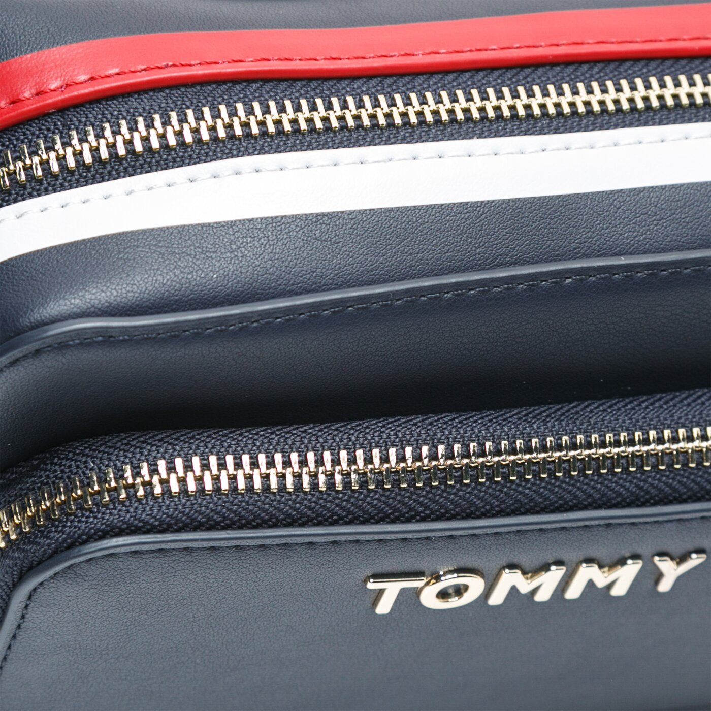 Damska torebka TOMMY HILFIGER TOREBKA TH CORPORATE CAMERA BAG aw0aw076900gz kolor granatowy