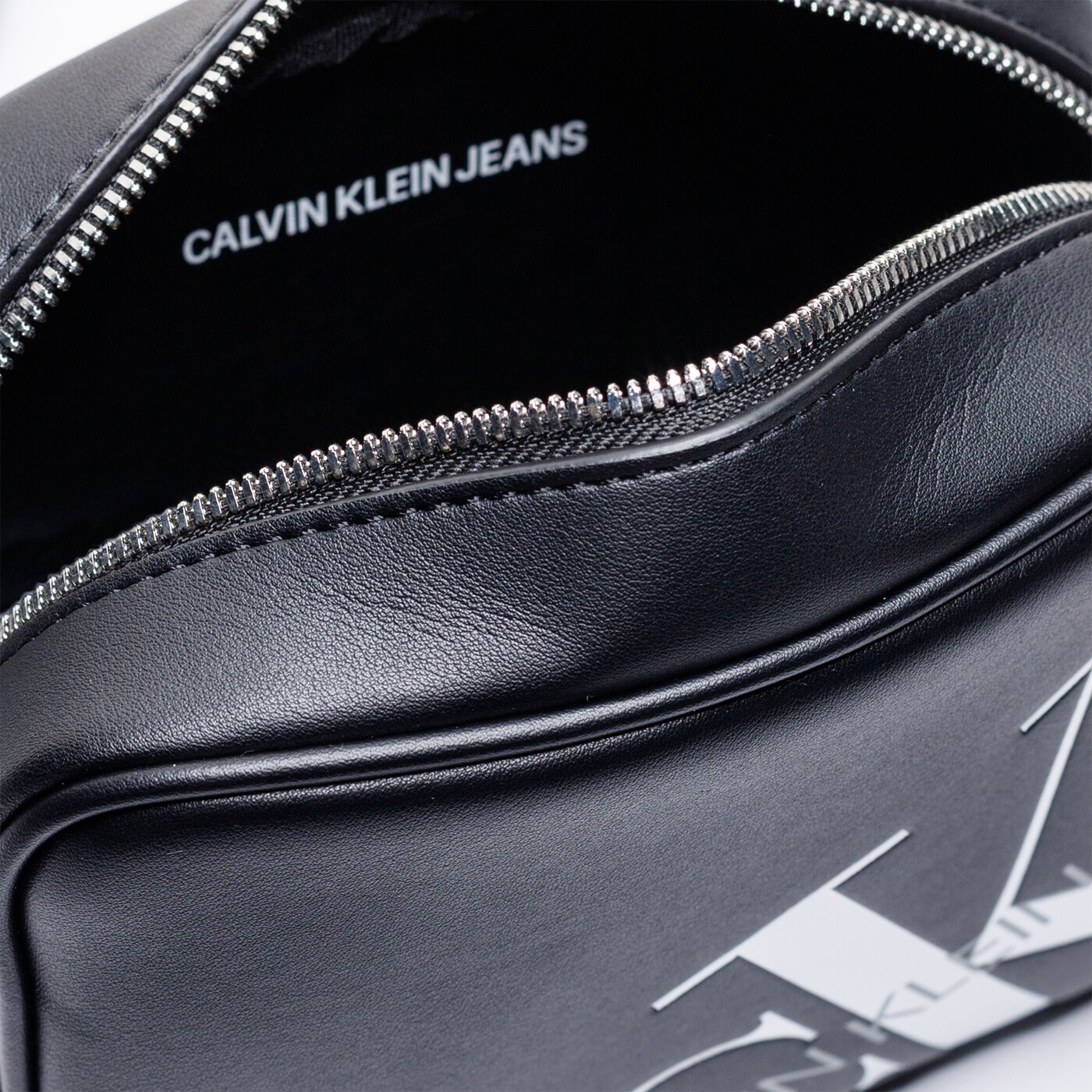 Damska torebka CALVIN KLEIN TOREBKA CAMERA BAG k60k606854bds kolor multicolor