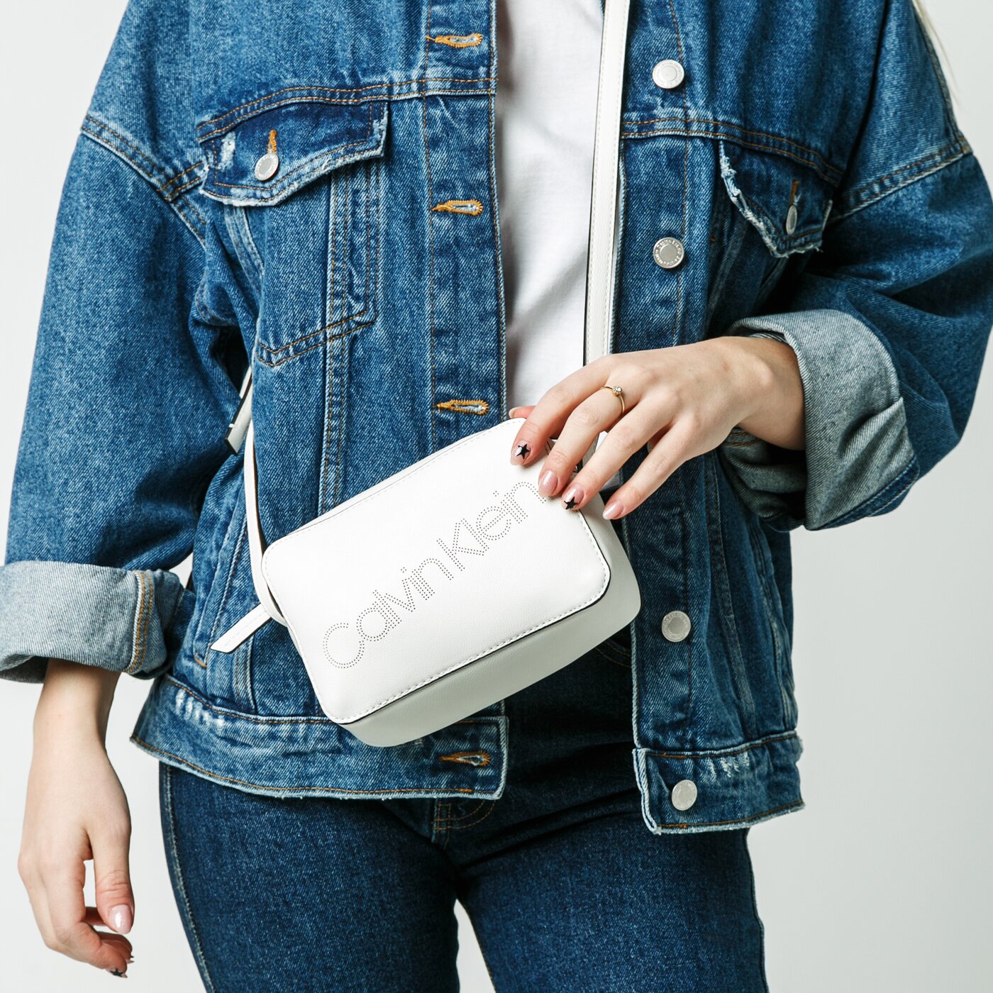 Damska torebka CALVIN KLEIN TOREBKA CK MUST PSP20 CAMERABAG k60k606185yad kolor biały