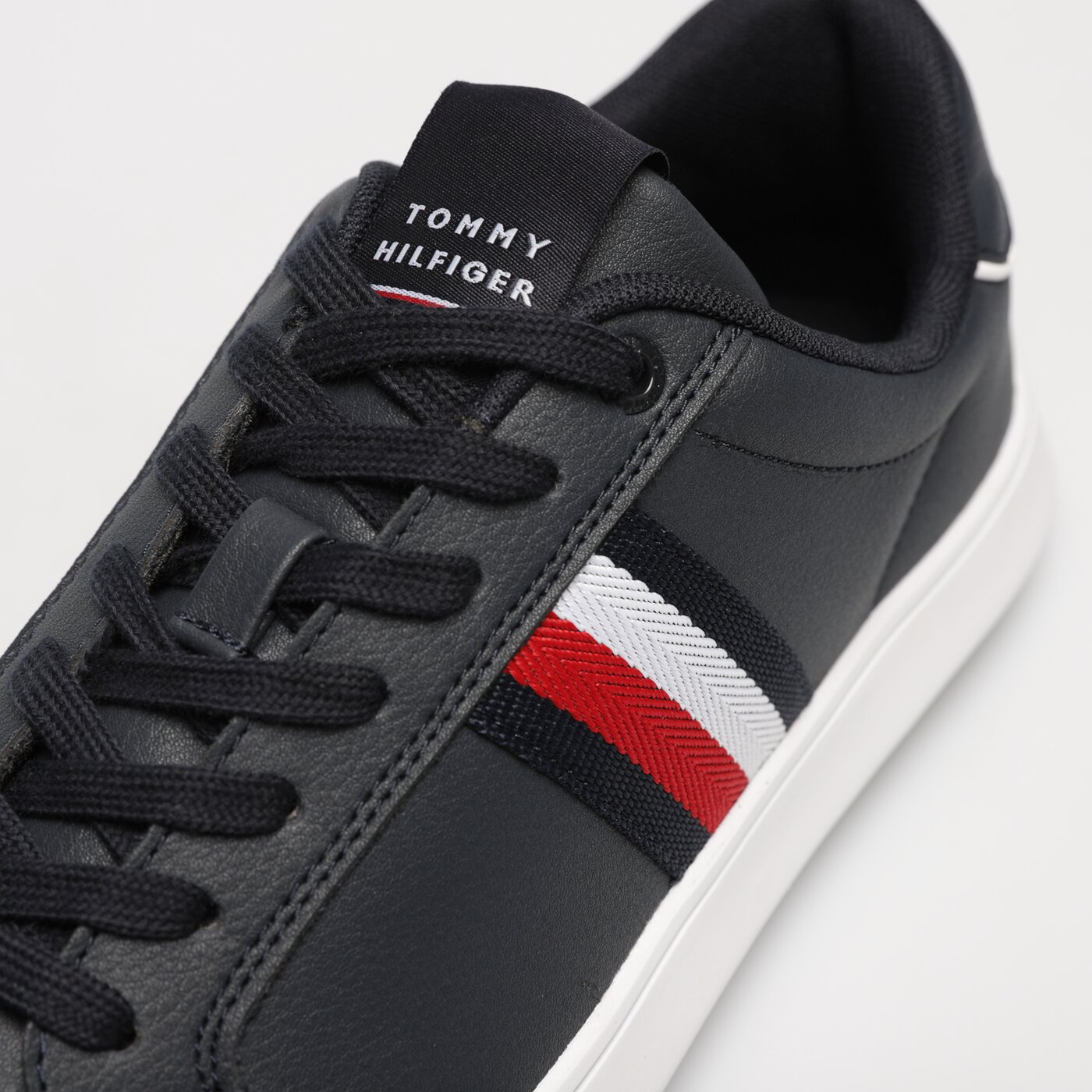 Męskie sneakersy (buty) TOMMY HILFIGER CORPORATE LEATHER CUP STRIPES fm0fm04732dw5 kolor granatowy