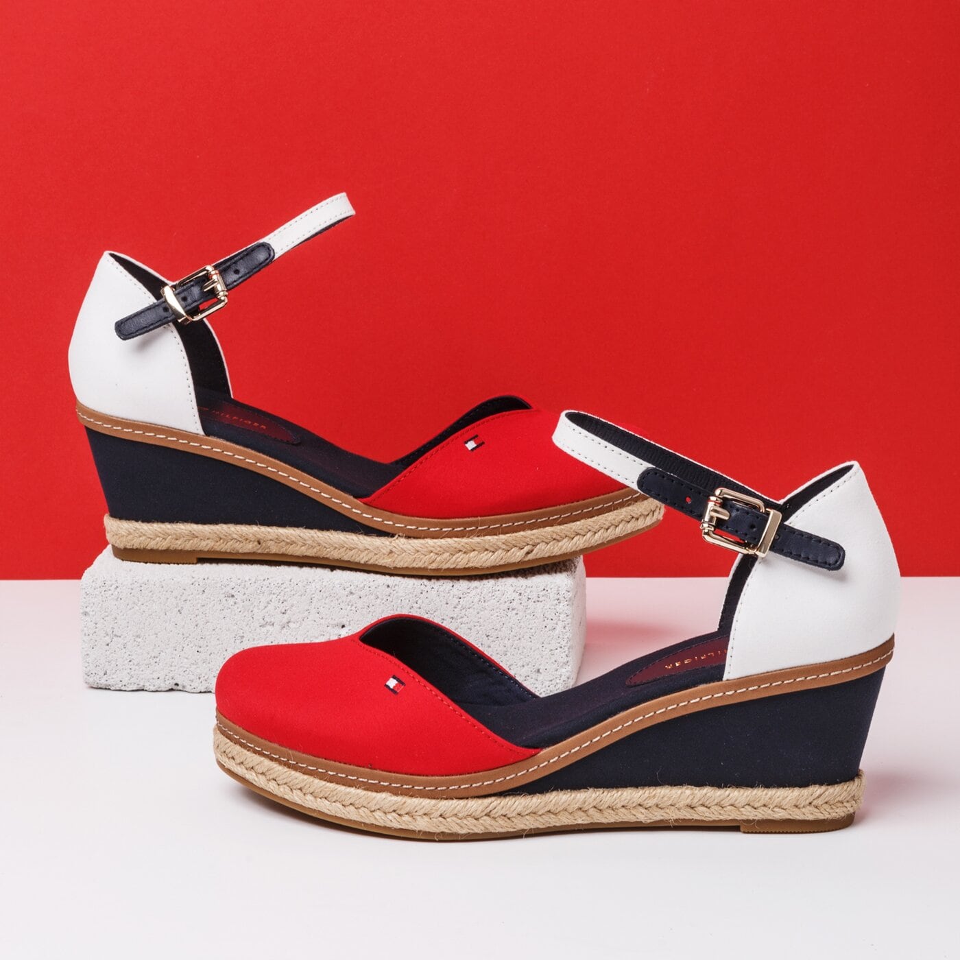 Damskie sandały TOMMY HILFIGER BASIC CLOSED TOE MID WEDGE fw0fw047870kp kolor multicolor