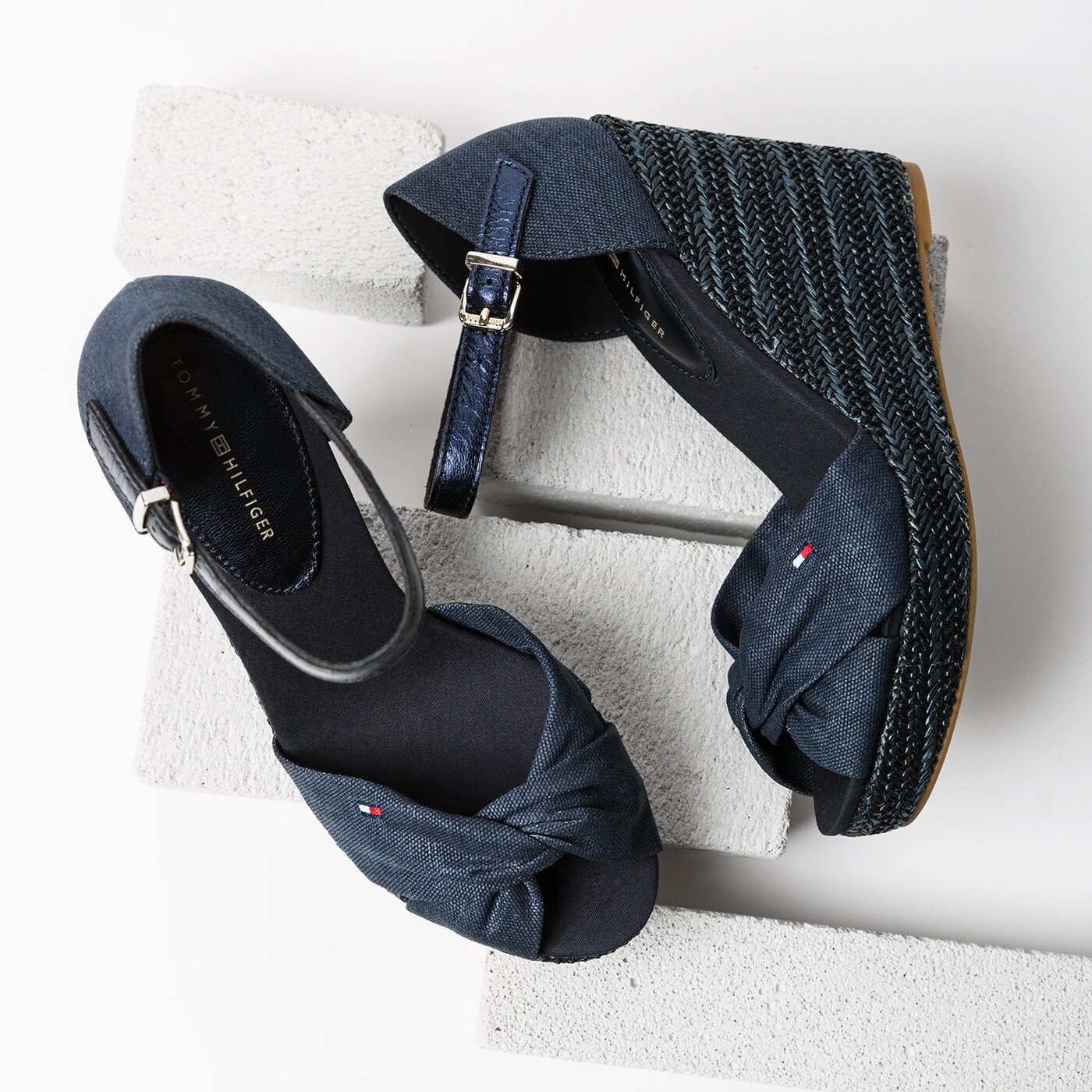 Damskie sandały TOMMY HILFIGER ICONIC ELENA METALLIC CANVAS fw0fw02651403 kolor granatowy