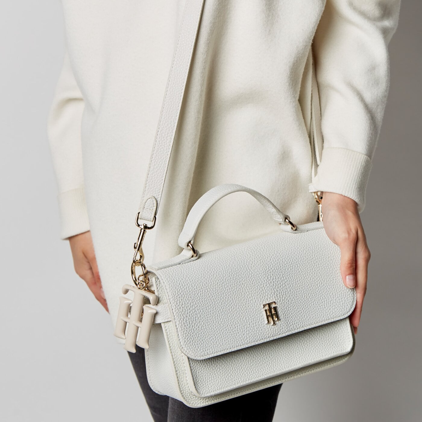 Damska torebka TOMMY HILFIGER TOREBKA TH SOFT CROSSOVER aw0aw09834af2 kolor biały