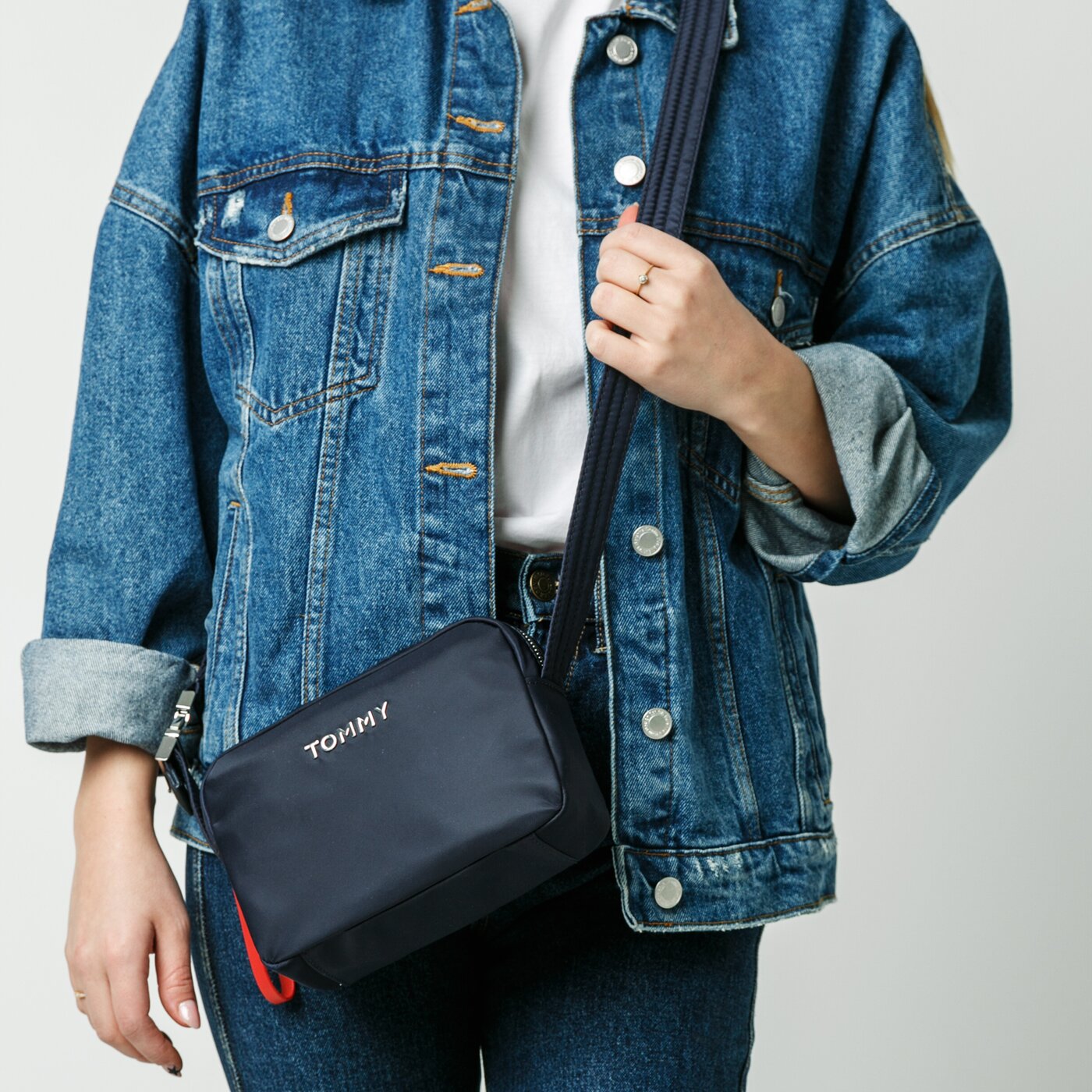 Damska torebka TOMMY HILFIGER TOREBKA TH NYLON CAMERA BAG aw0aw076930gy kolor granatowy