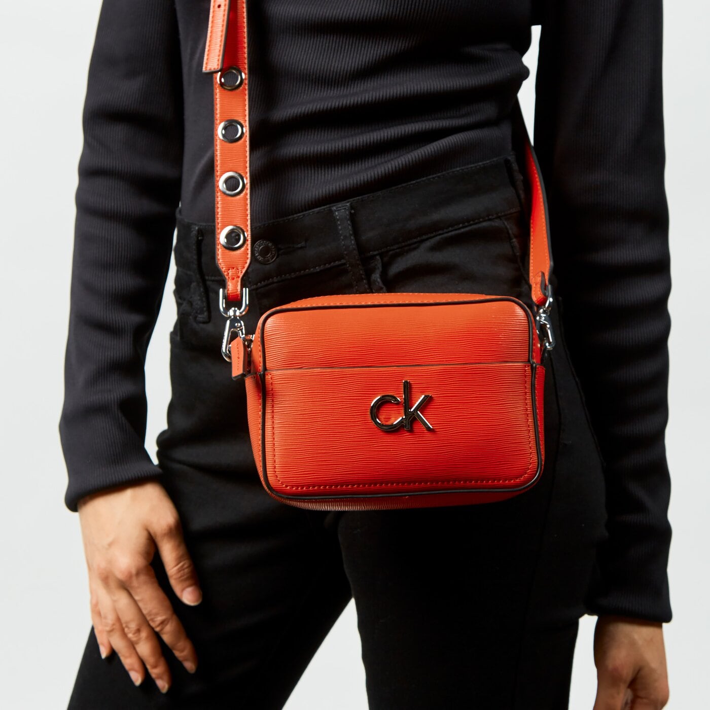 Damska torebka CALVIN KLEIN TOREBKA CAMERA BAG k60k608069xa7 kolor czerwony