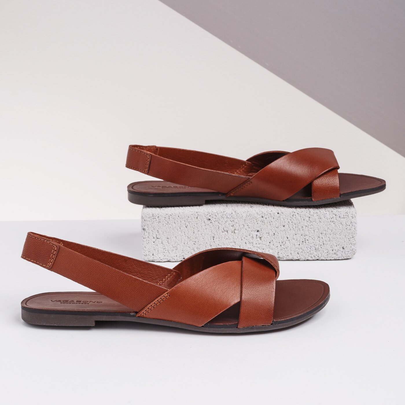 Damskie sandały VAGABOND TIA 4331-201-27 kolor brązowy