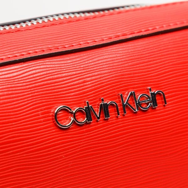 Damska torebka CALVIN KLEIN TOREBKA CAMERA BAG k60k608103xa7 kolor czerwony