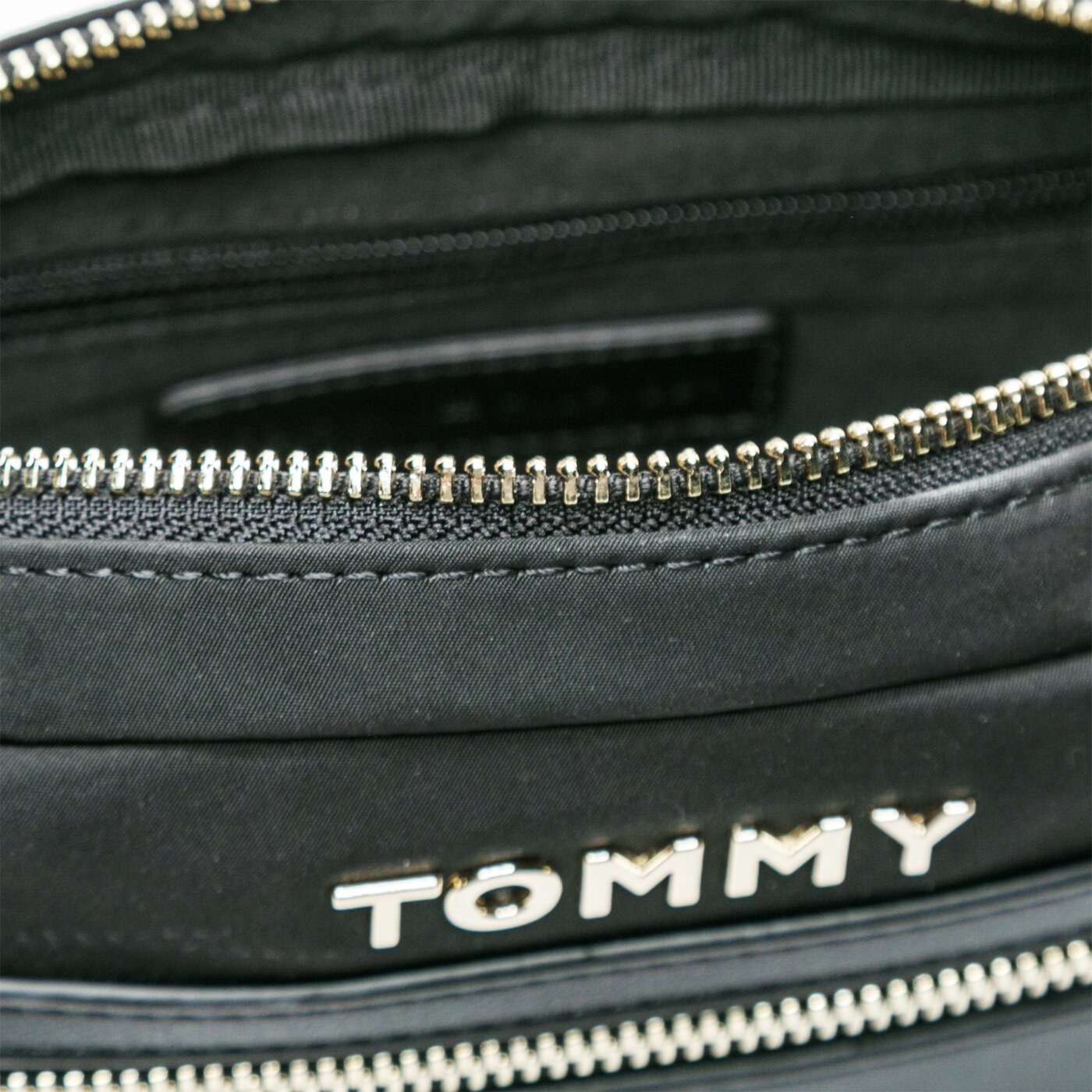 Damska torebka TOMMY HILFIGER TOREBKA NYLON CROSSOVER aw0aw08510bds kolor czarny