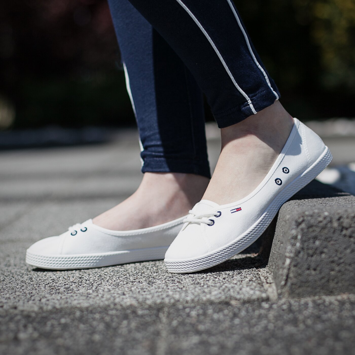 Damskie trampki TOMMY HILFIGER N1385ICKY 1D en56820971121 kolor biały