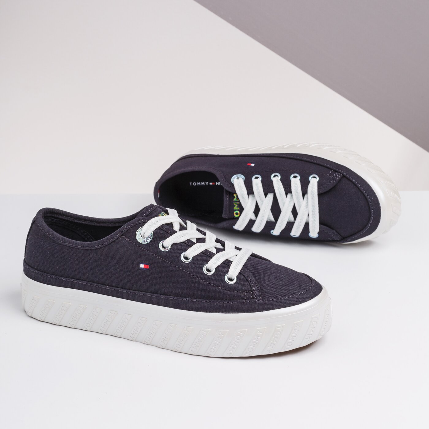 Damskie trampki TOMMY HILFIGER OUTSOLE DETAIL FLATFORM SNEAKER fw0fw04134403 kolor granatowy