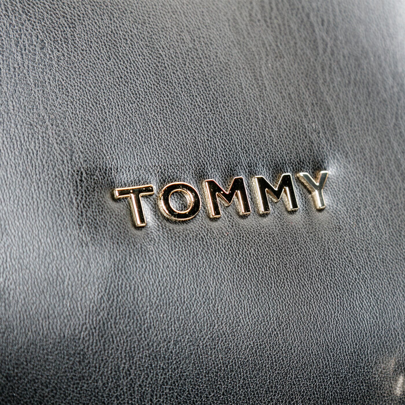 Damska torebka TOMMY HILFIGER TOREBKA ICONIC TOTE aw0aw07948bds kolor czarny