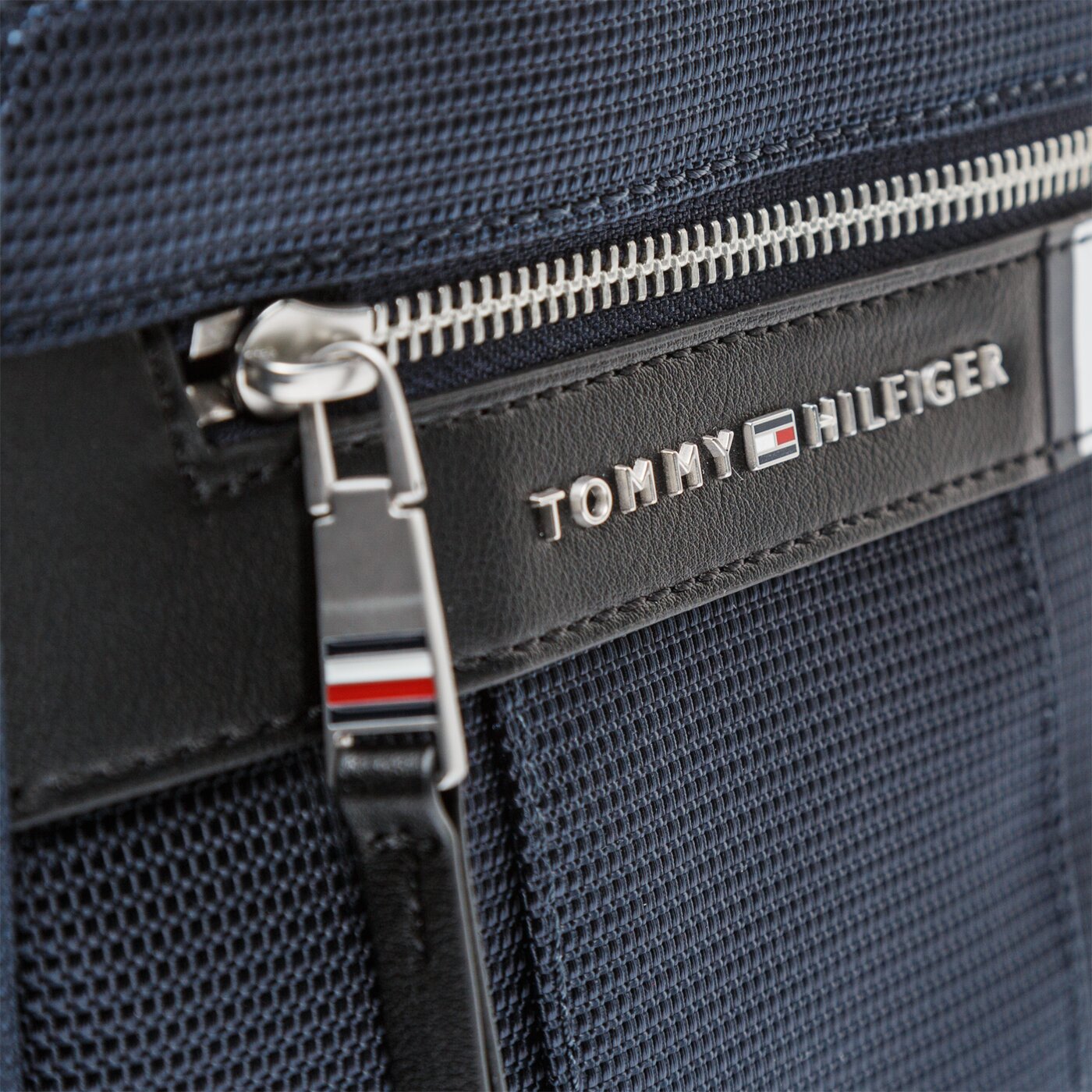 TOMMY HILFIGER TORBA ELEVATED NYLON MINI CROSSOVER am0am05811cjm kolor granatowy