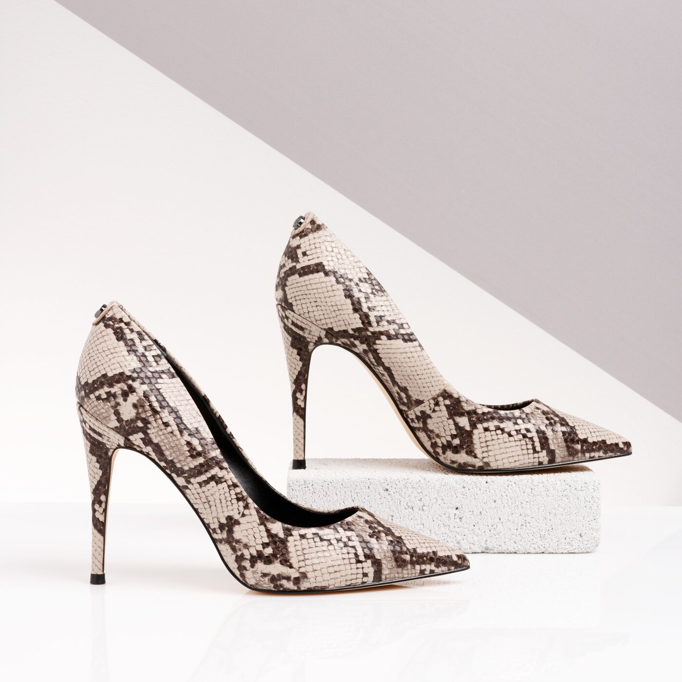 Damskie szpilki / czółenka GUESS OKLEY fl7ok7pel08natu kolor multicolor