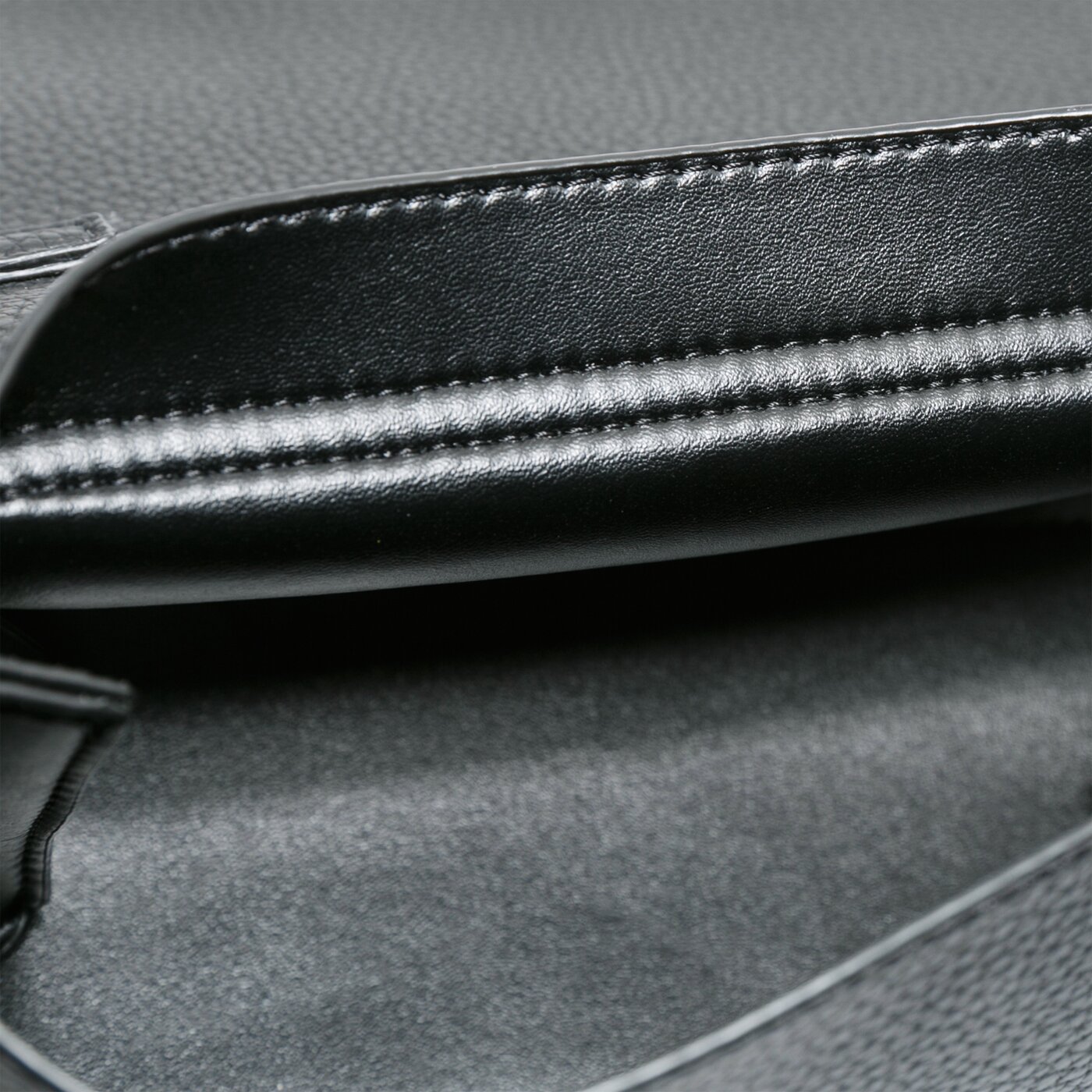 Damska torebka GUESS TOREBKA UPTOWN CHIC MINI XBODY FLAP hwvg7301780bla kolor czarny