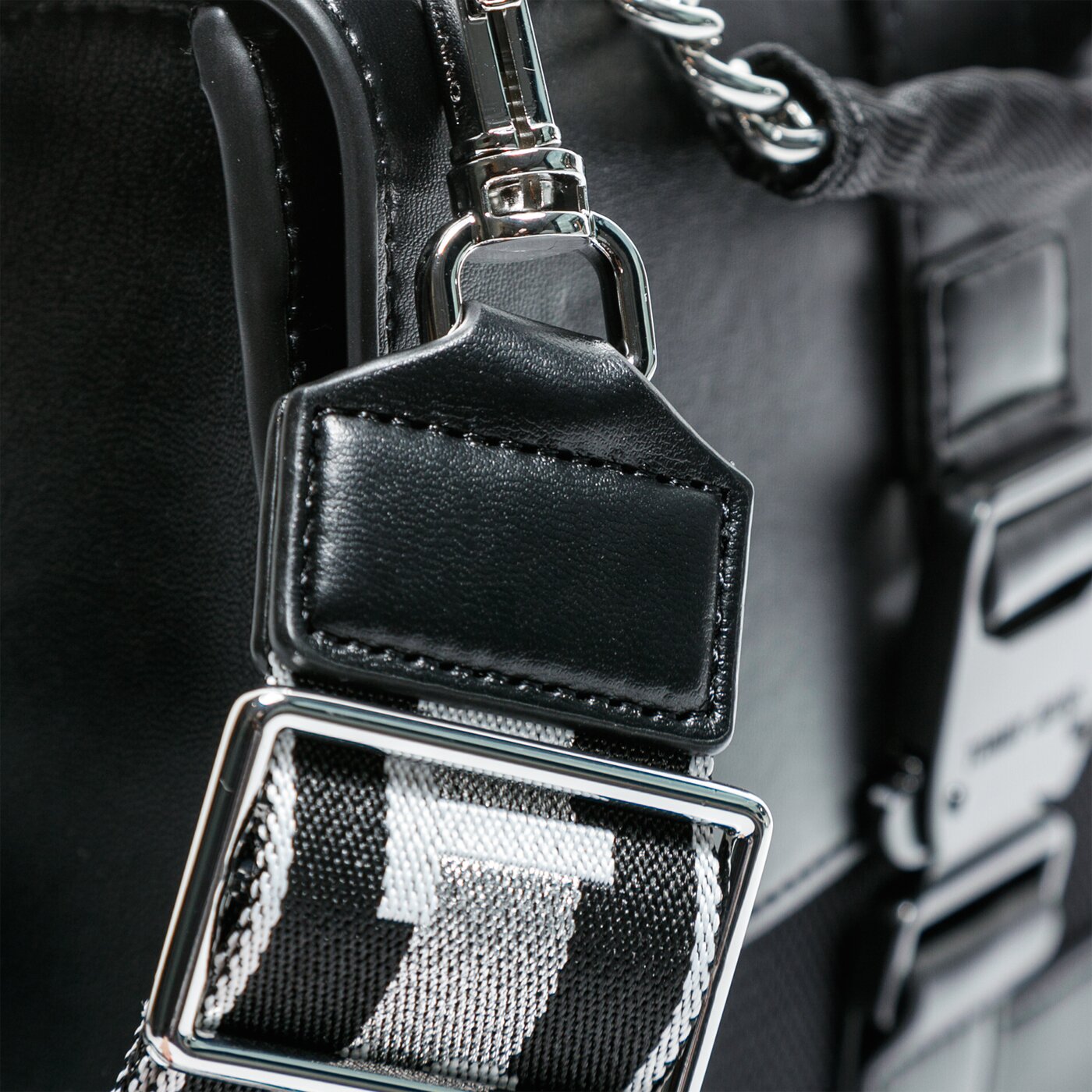 Damska torebka TOMMY HILFIGER TOREBKA TJW ITEM MED CROSSOVER aw0aw08966bds kolor czarny