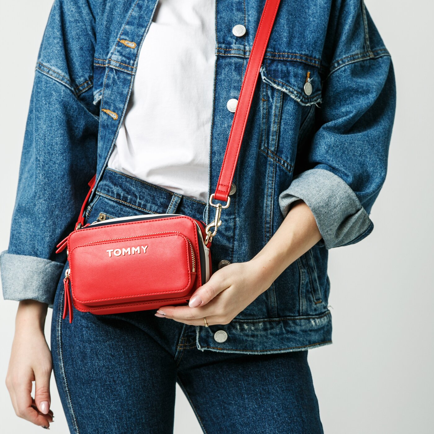 Damska torebka TOMMY HILFIGER TOREBKA TH CORPORATE CAMERA BAG aw0aw07690xaf kolor bordowy