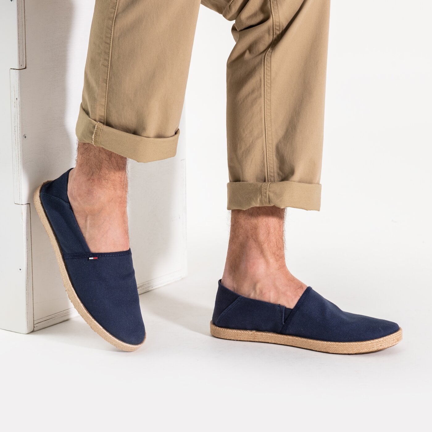 Męskie półbuty TOMMY HILFIGER TOMMY JEANS ESSENTIAL ESPADRILLE em0em00677c87 kolor granatowy