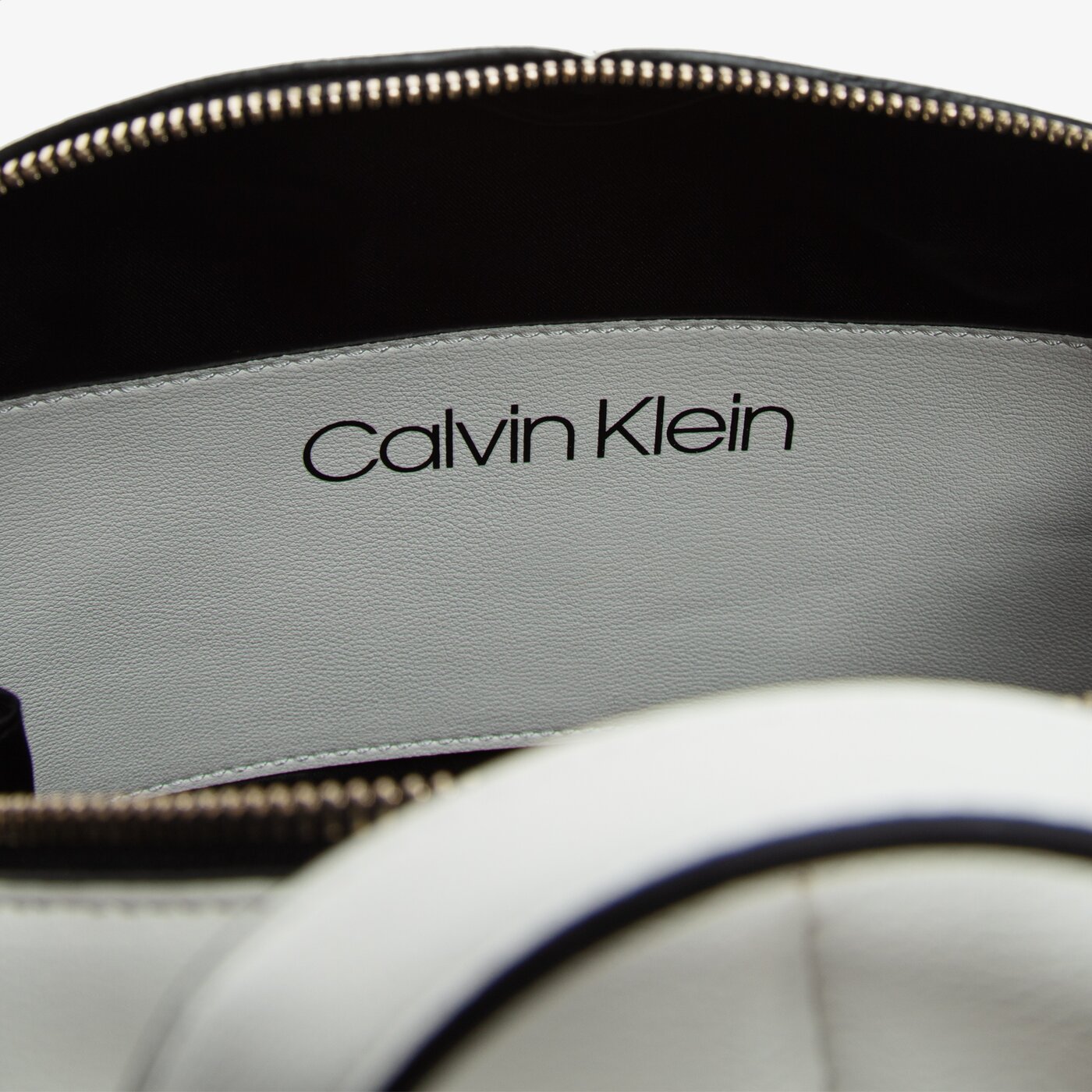 Damska torebka CALVIN KLEIN TOREBKA SHAPED SML DUFFLE k60k606032yad kolor biały