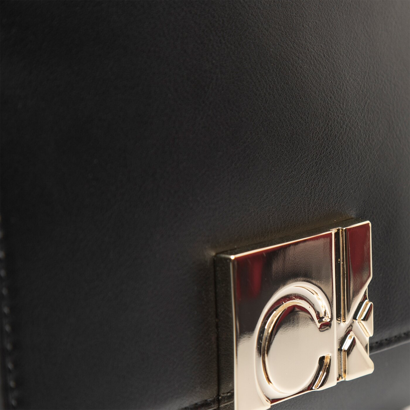 Damska torebka CALVIN KLEIN TOREBKA XBODY W/ZIP JQ STRAP k60k608055bax kolor czarny