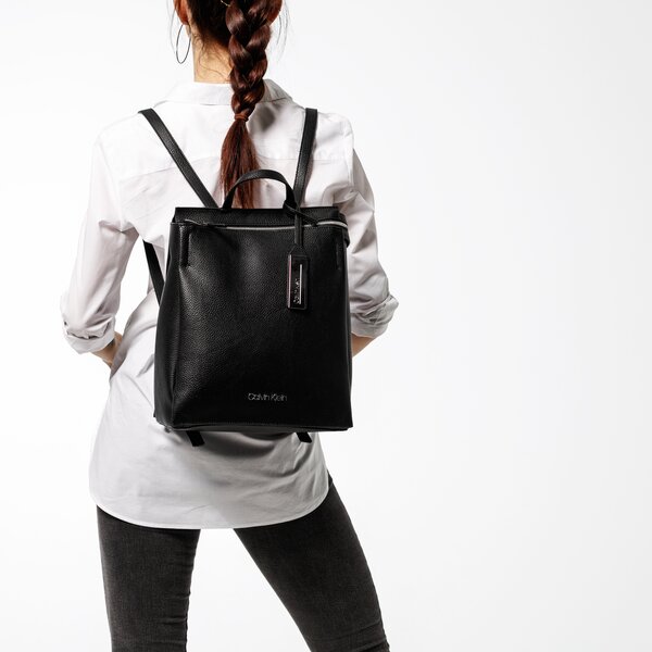 Damski plecak CALVIN KLEIN PLECAK SIDED BACKPACK k60k605317001 kolor czarny