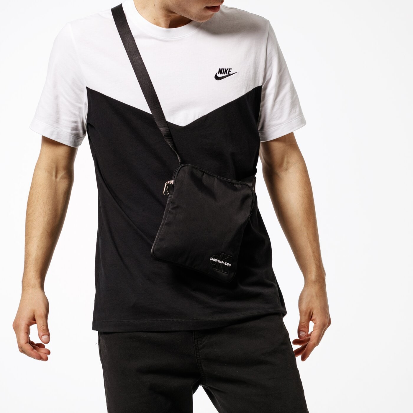 CALVIN KLEIN TORBA MONOGRAM NYLON MICRO FLATPACK k50k504739001 kolor czarny