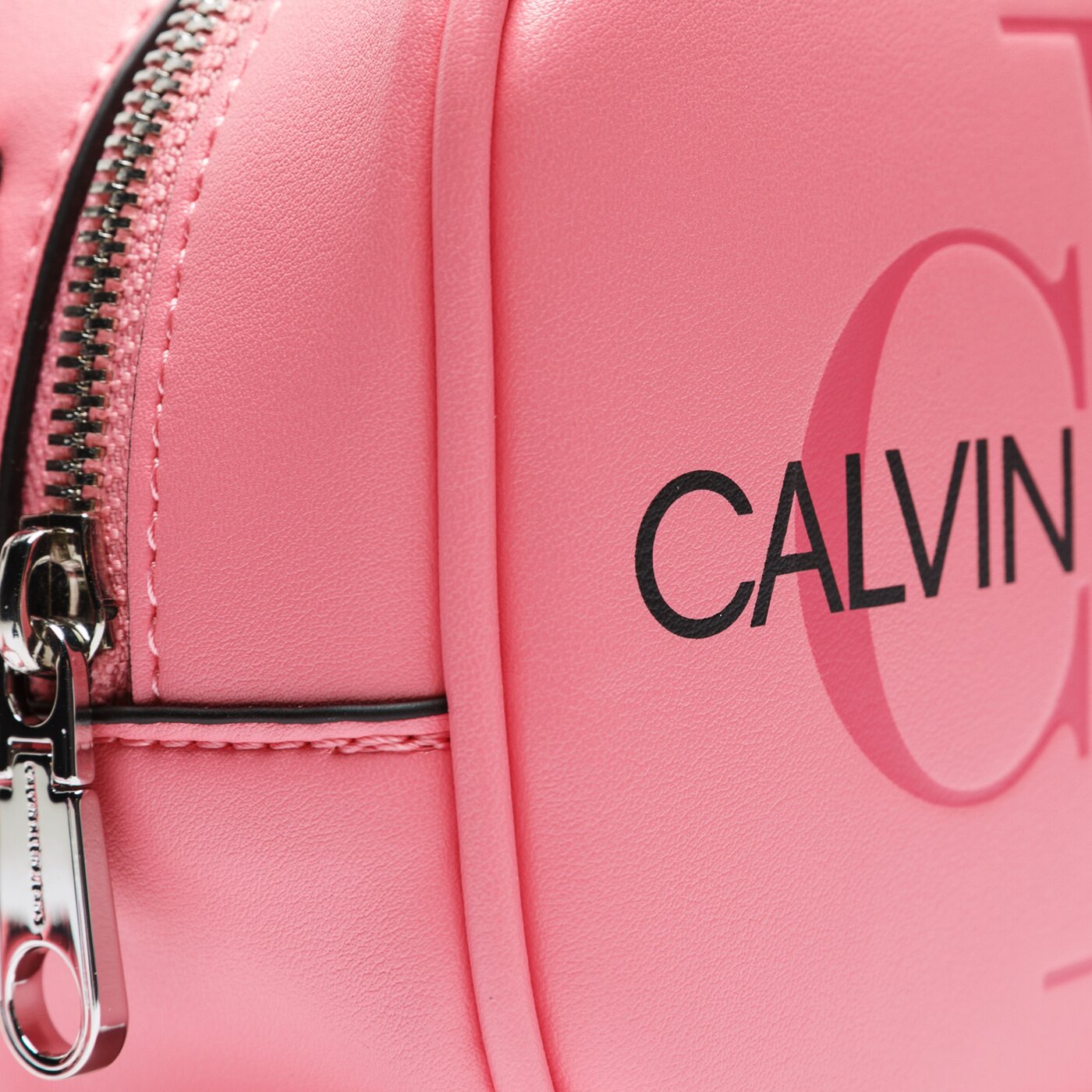 Damska torebka CALVIN KLEIN TOREBKA SCULPTED MONOGRAM CAMERA BAG k60k605524637 kolor różowy