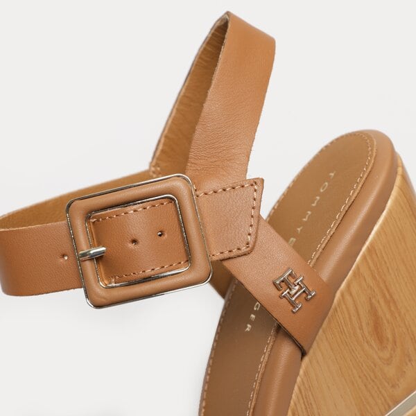 Damskie szpilki / czółenka TOMMY HILFIGER HARDWARE WEDGE SANDAL fw0fw07074gu9 kolor brązowy