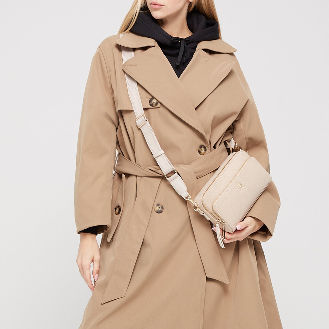 Damska torebka TOMMY HILFIGER TOREBKA ICONIC TOMMY CAMERA BAG WOOL aw0aw15879abo kolor beżowy