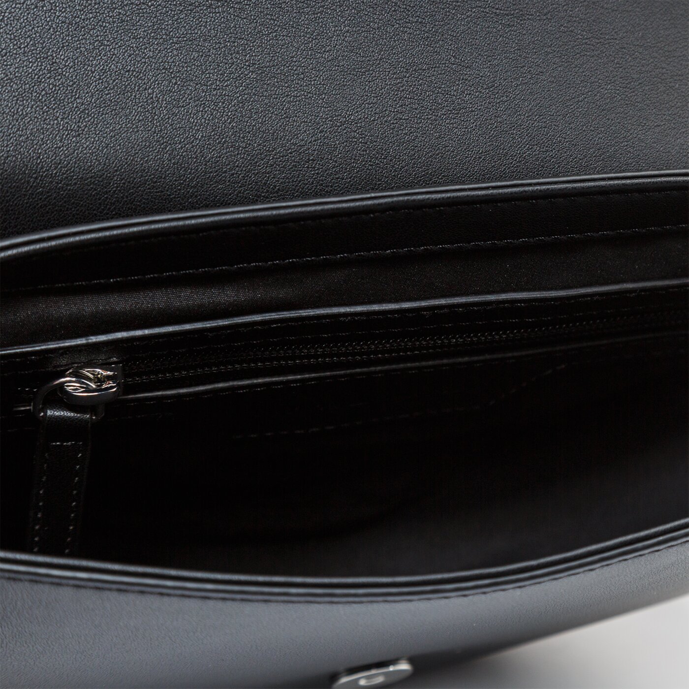 Damska torebka TOMMY HILFIGER TOREBKA STAPLE SADDLE aw0aw08226bds kolor czarny