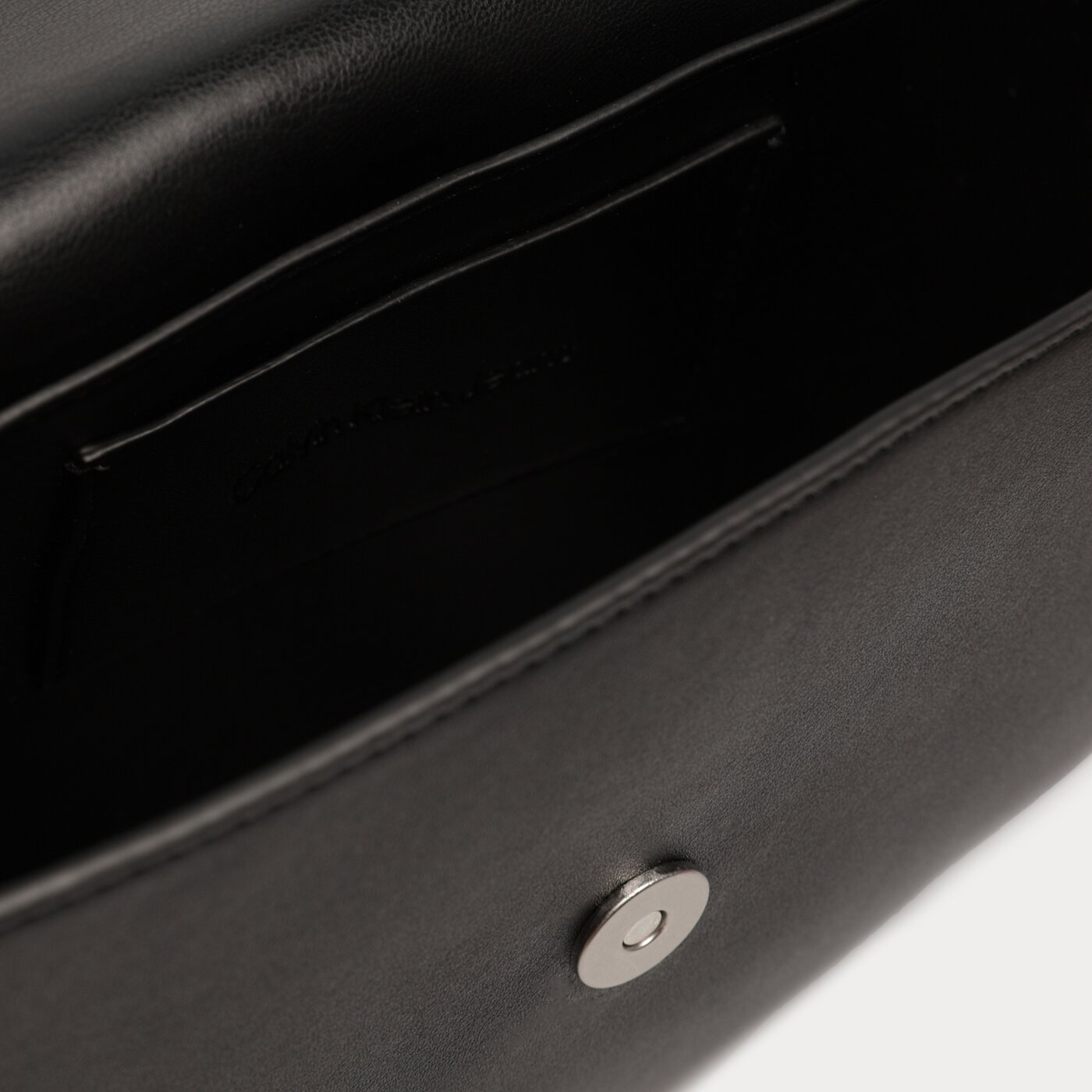 Damska torebka CALVIN KLEIN TOREBKA SCULPTED SADDLE BAG22 MONO k60k61122301f kolor czarny