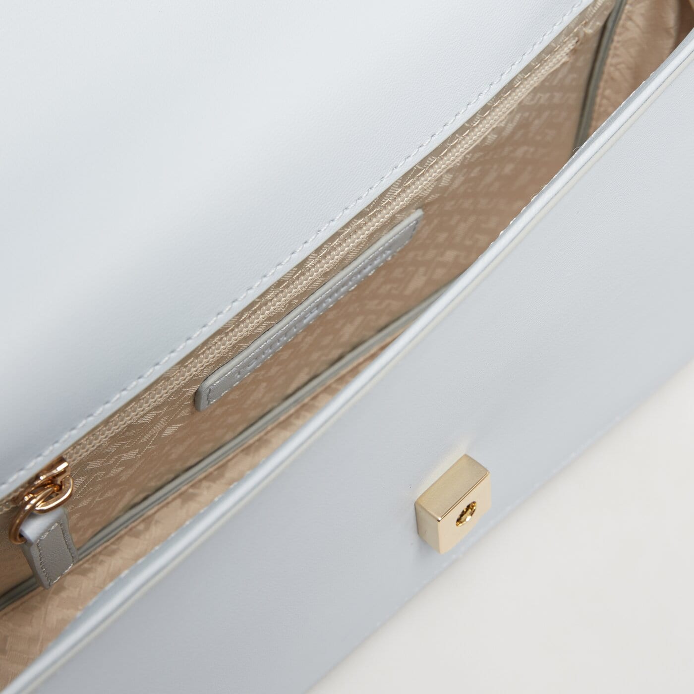 Damska torebka TOMMY HILFIGER TOREBKA TH REFINED CHAIN CROSSOVER aw0aw16109c1o kolor niebieski