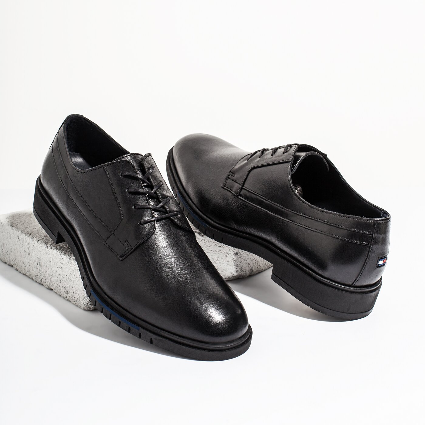 Męskie półbuty TOMMY HILFIGER CAMDEN 1A fm0fm01811990 kolor czarny