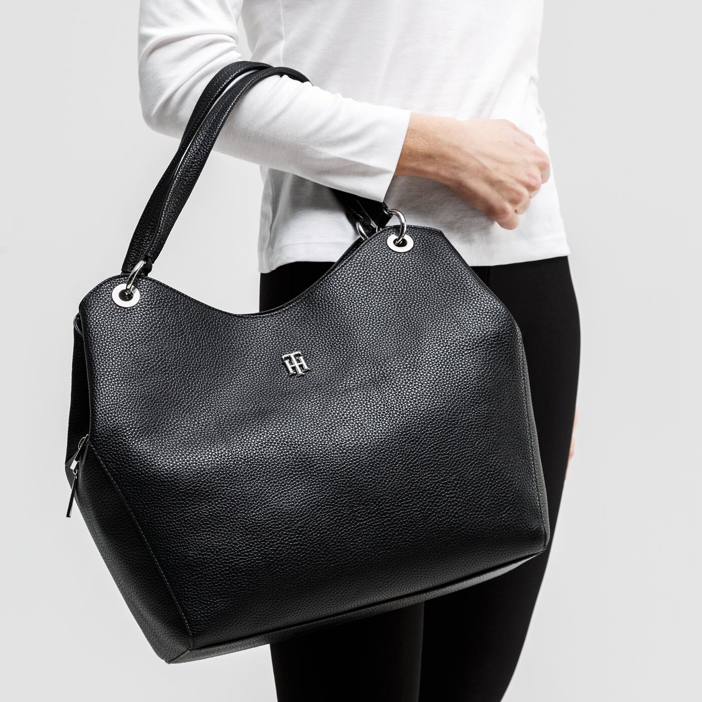 Damska torebka TOMMY HILFIGER TOREBKA TH ESSENCE HOBO aw0aw088430gj kolor czarny