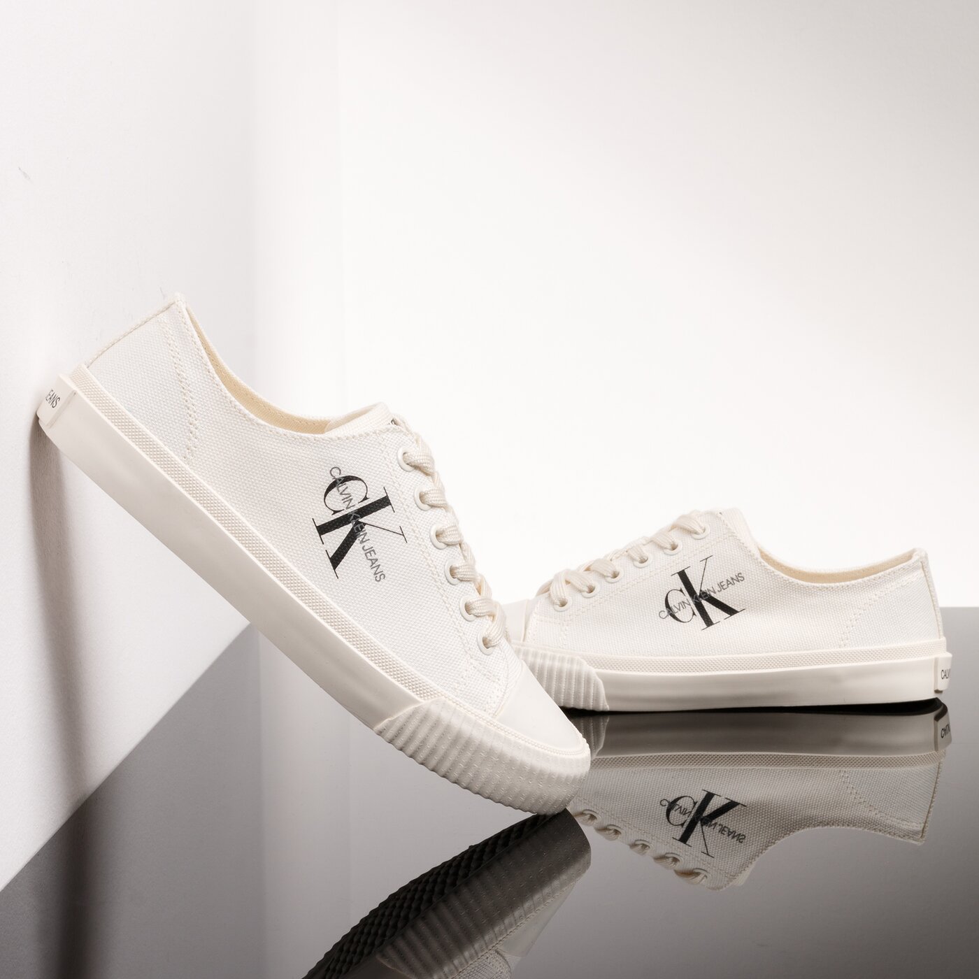 Damskie trampki CALVIN KLEIN IRELAND r7799biw kolor biały