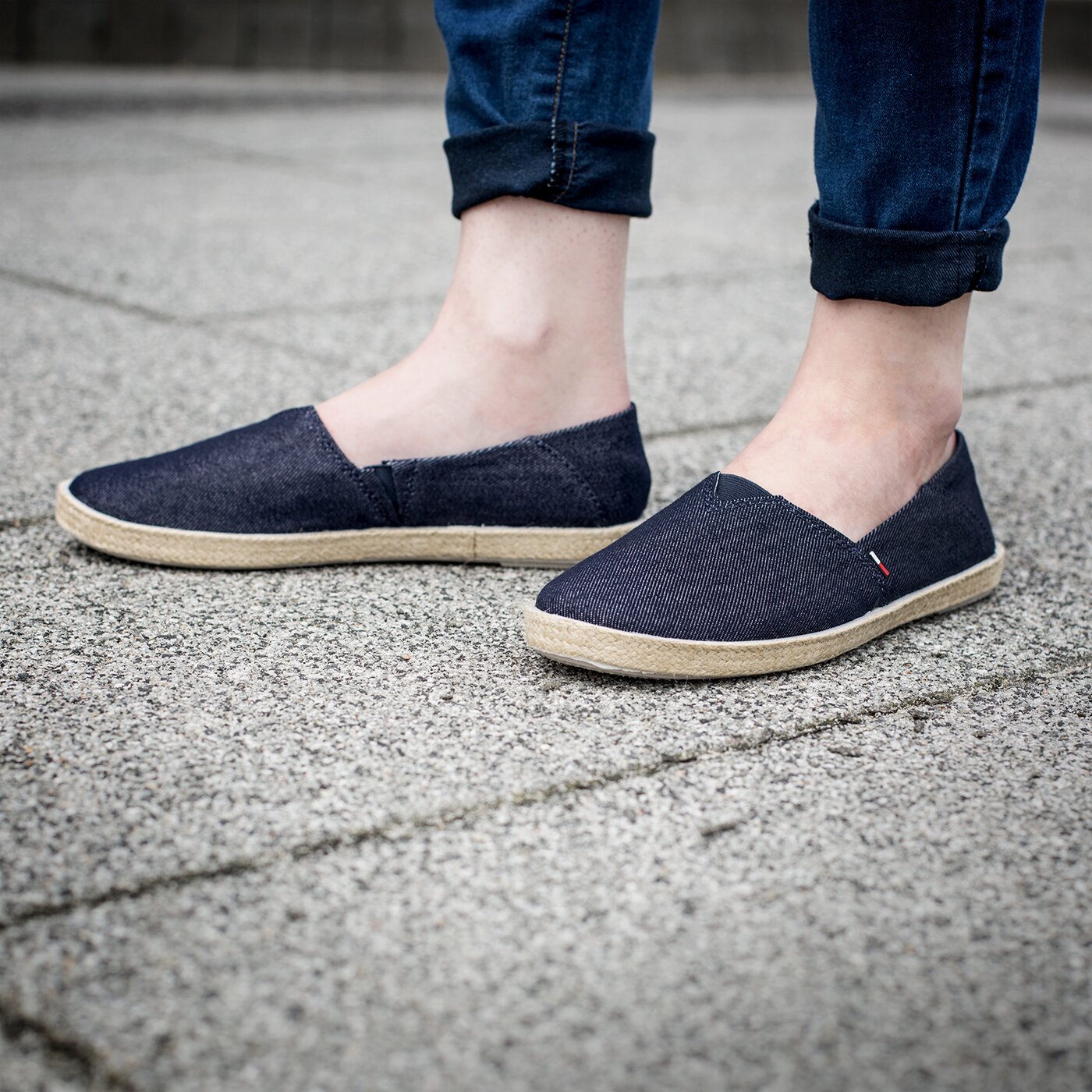 Damskie trampki TOMMY HILFIGER S1385ARI 2J en56820978403 kolor granatowy