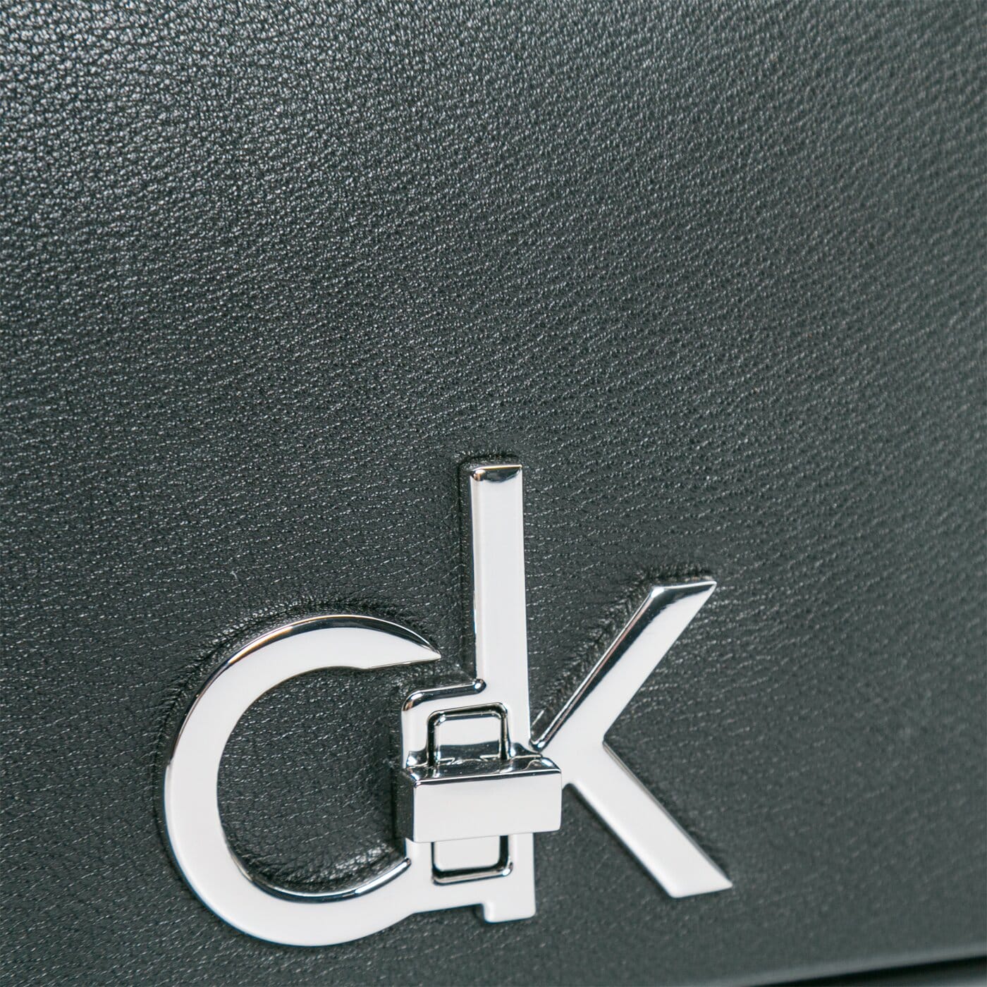 Damska torebka CALVIN KLEIN TOREBKA BAGUETTE k60k607037bax kolor czarny