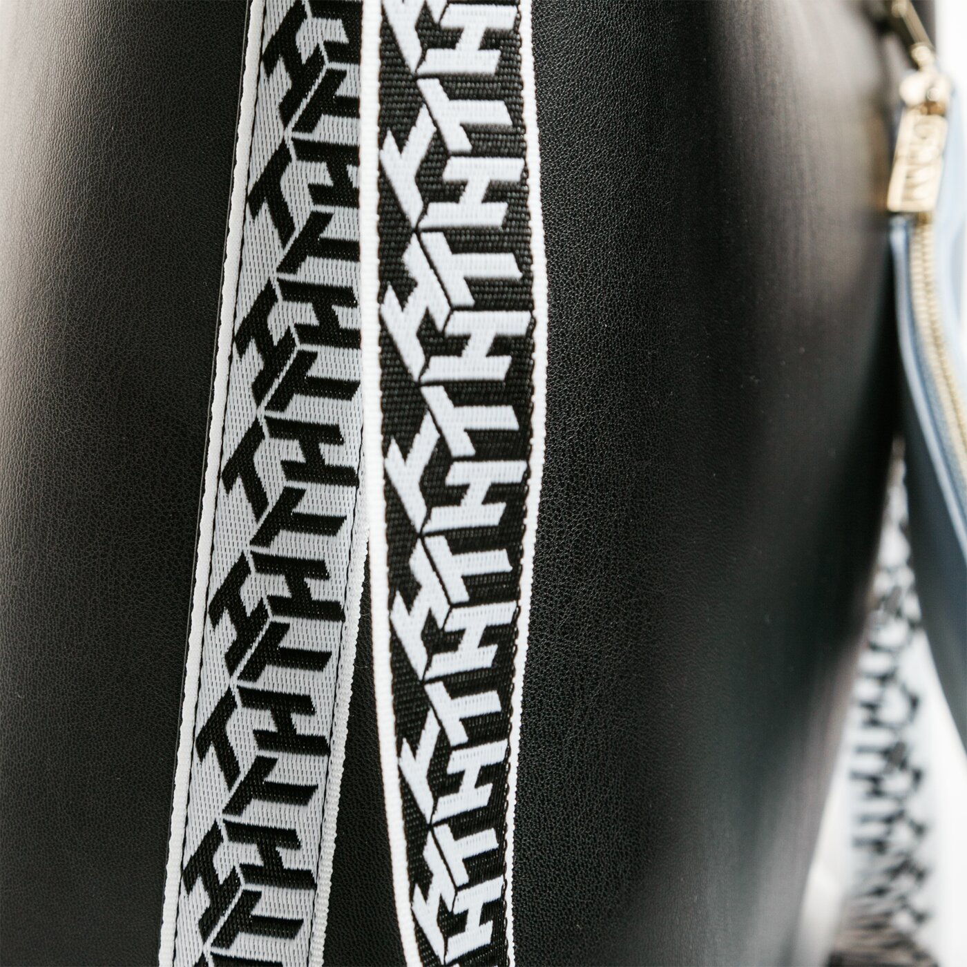 Damska torebka TOMMY HILFIGER TOREBKA ICONIC TOTE aw0aw07948bds kolor czarny