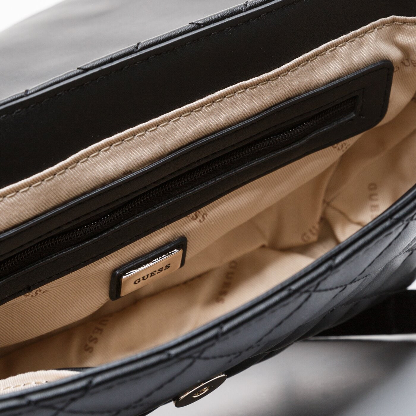 Damska torebka GUESS TOREBKA ILLY CONVERTIBE CROSSBODY FLAP hwvg7970210bla kolor czarny