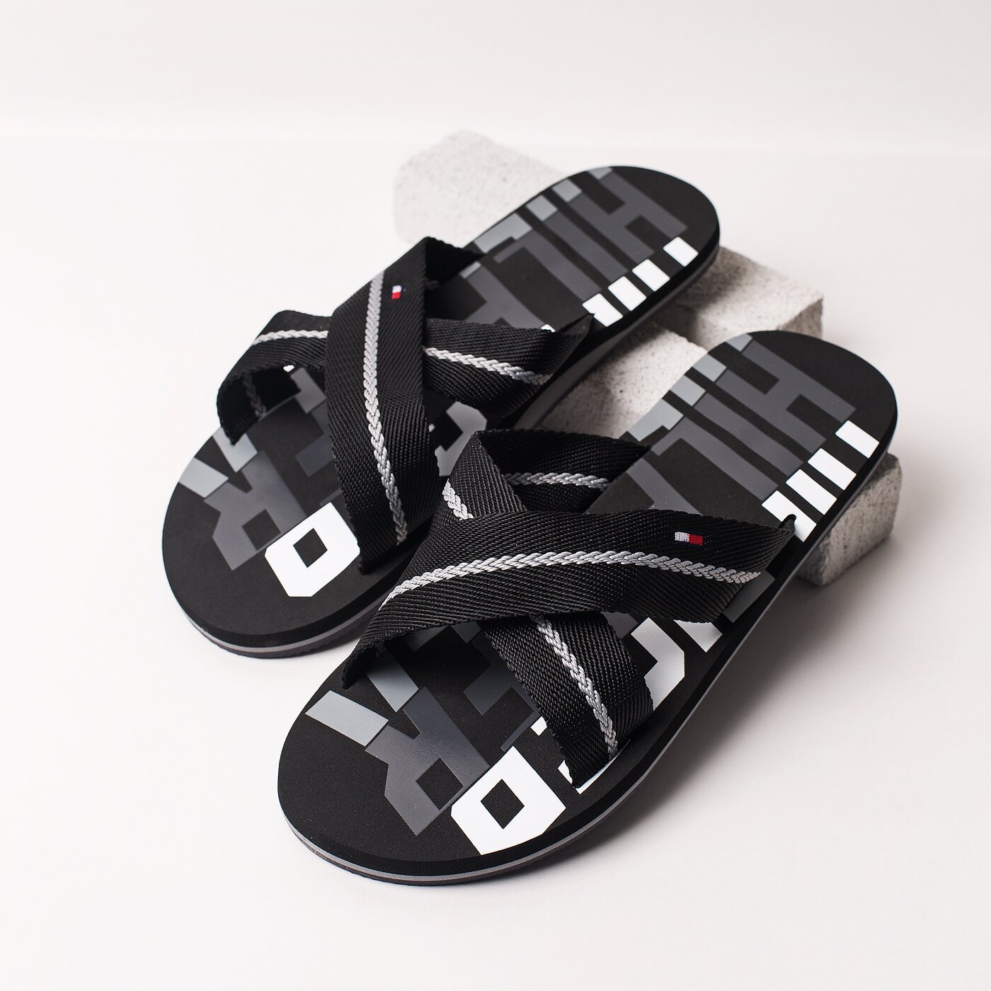 Męskie klapki TOMMY HILFIGER BOLD HILFIGER CROSS BEACH SANDAL fm0fm01377990 kolor czarny