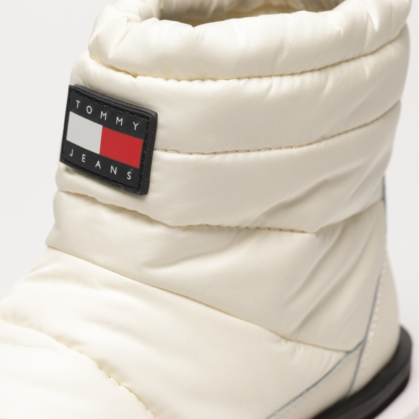 Damskie śniegowce TOMMY HILFIGER TJW PADDED FLAT BOOT en0en02292ya6 kolor beżowy