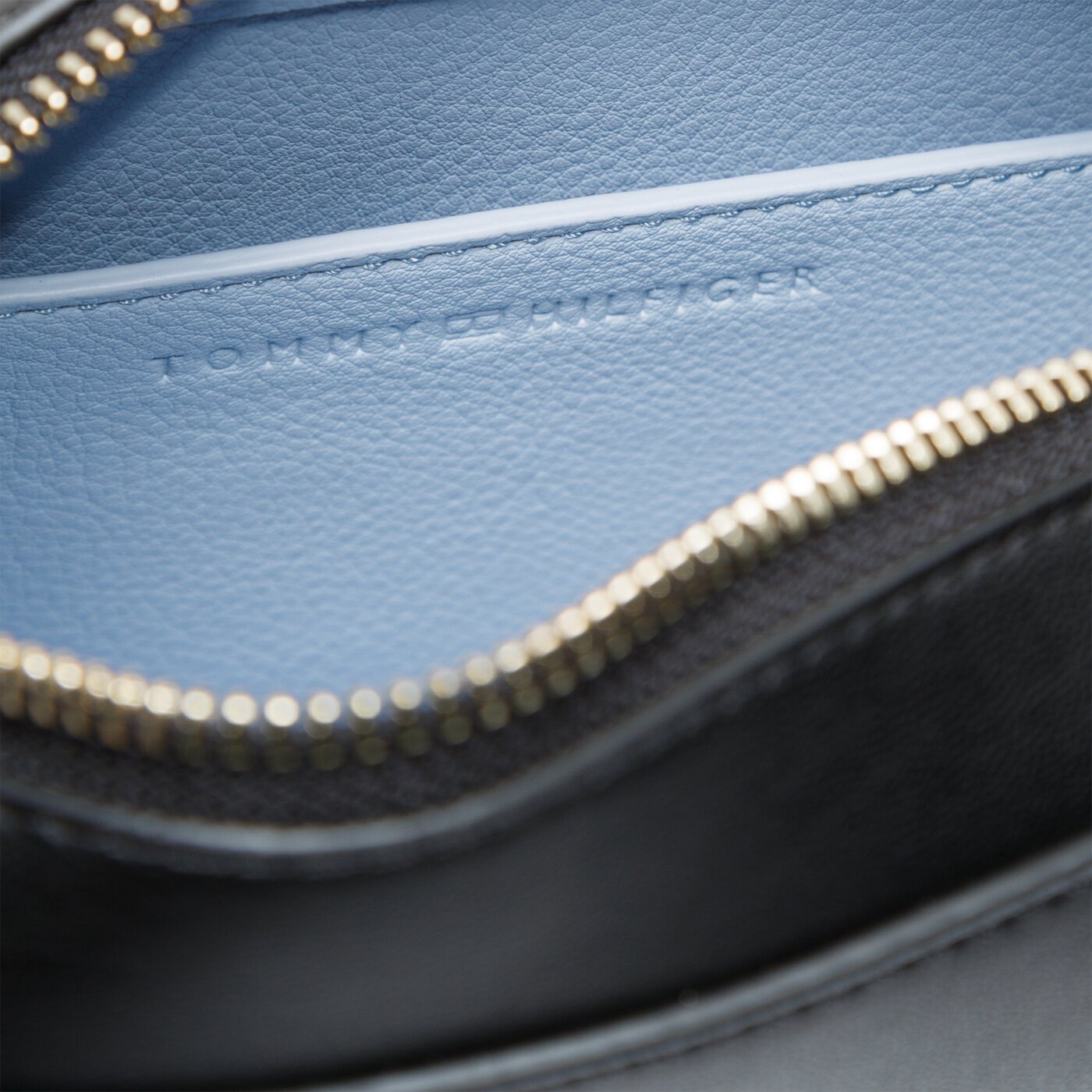 Damska torebka TOMMY HILFIGER TOREBKA ICONIC CAMERA aw0aw07950bds kolor czarny