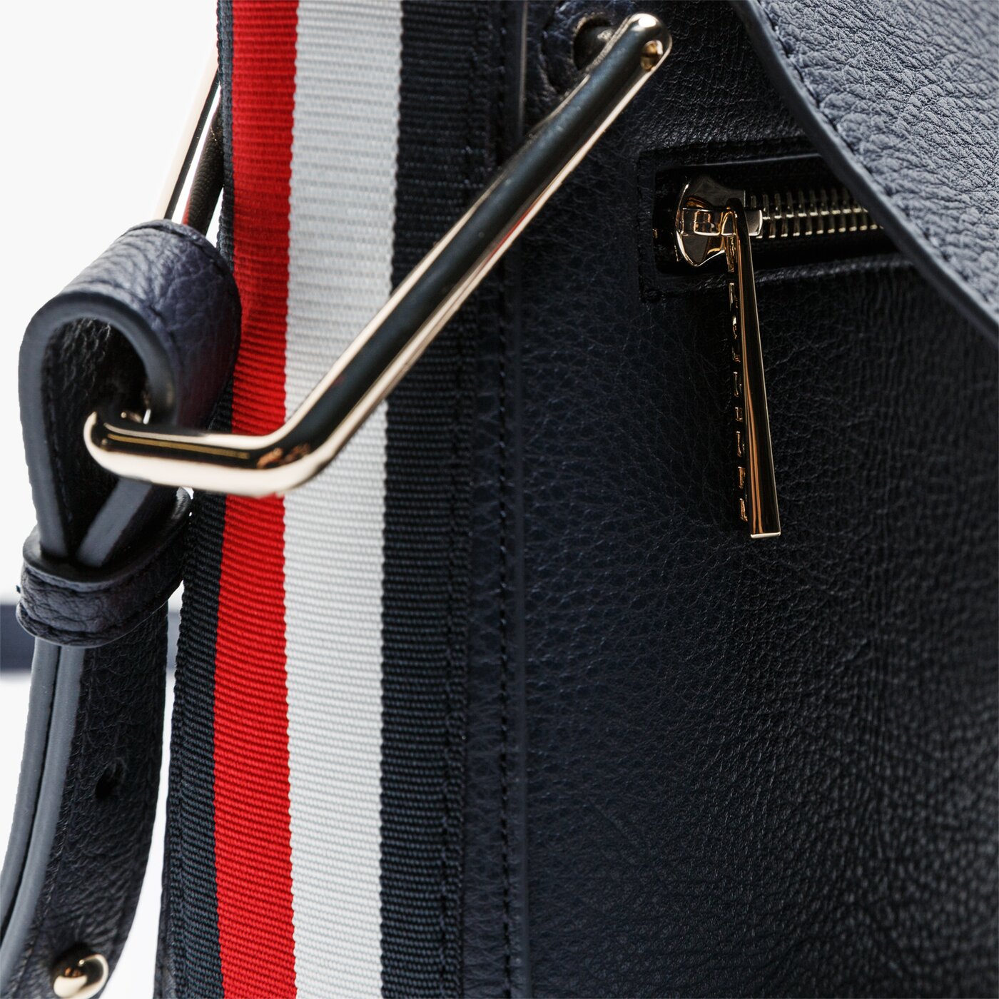 Damska nerka / saszetka TOMMY HILFIGER TOREBKA TH CORE SADDLE BAG CORP aw0aw075090g7 kolor czarny