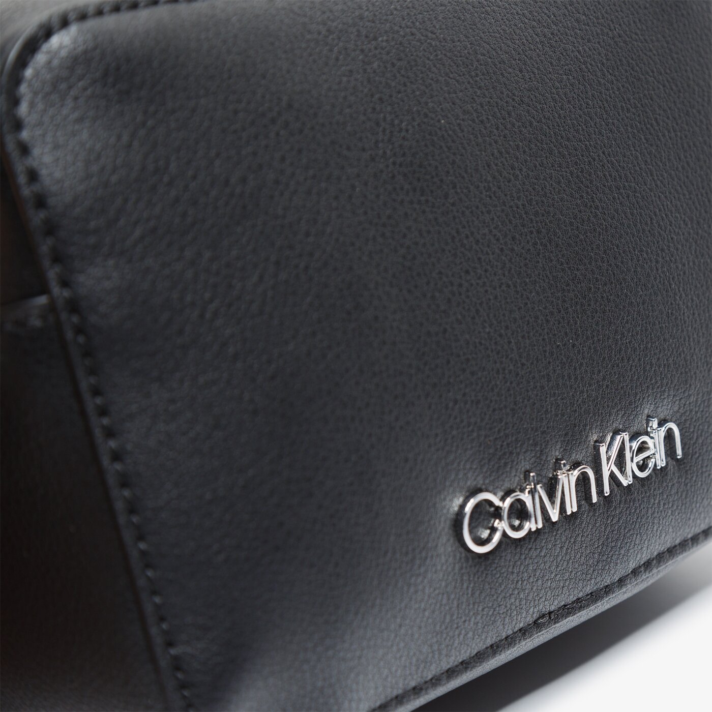 Damska torebka CALVIN KLEIN TOREBKA MUST CAMERABAG k60k606330bax kolor czarny