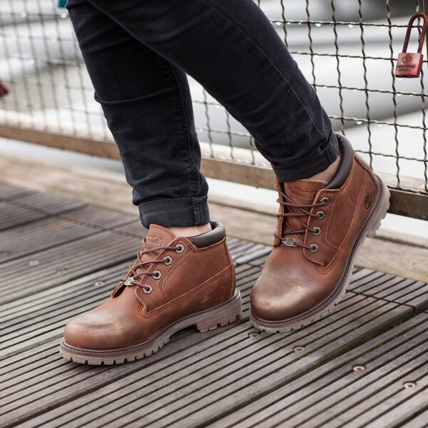 Damskie trapery TIMBERLAND NELLIE CHUKKA  a12qi kolor brązowy