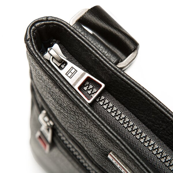 TOMMY HILFIGER TORBA ESENTIAL FLAT CROSSOVER am0am00806002 kolor czarny