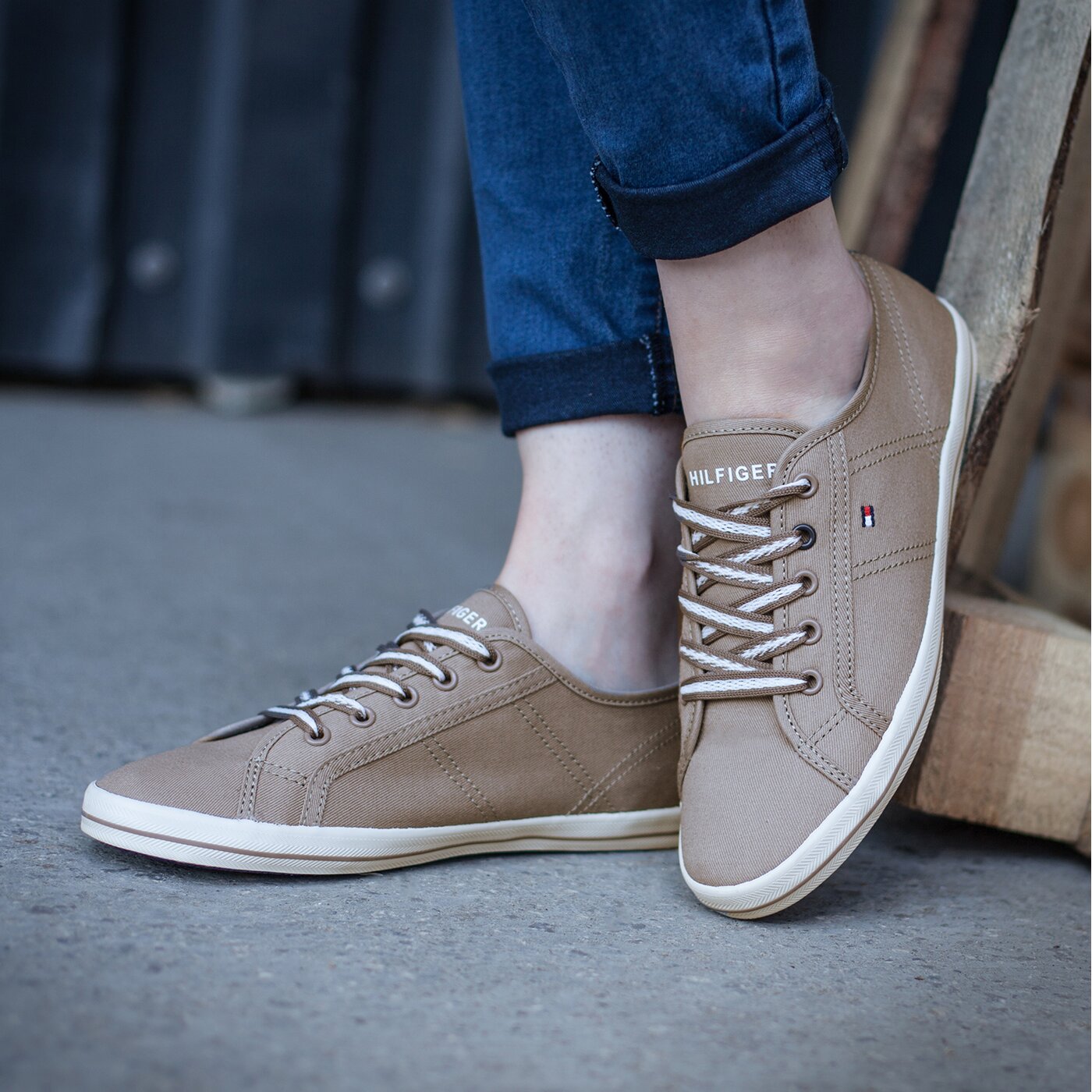 Damskie trampki TOMMY HILFIGER V1285ICTORIA 2D fw56820840058 kolor beżowy